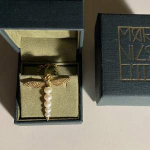 Så himla fint Maria nilsdotter ”dragon fly” halsband, custommade med guldkedja istället för silver. Säljs då jag är mer av en silver person, kan även tänka mig byta mot något annat Maria Nilsdotter! Nypris: 3495kr💕Knappt använd, som ny❤️ Box tillkommer 🤗