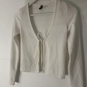 Vit kofta  - Vit kofta från HM, strl XS.