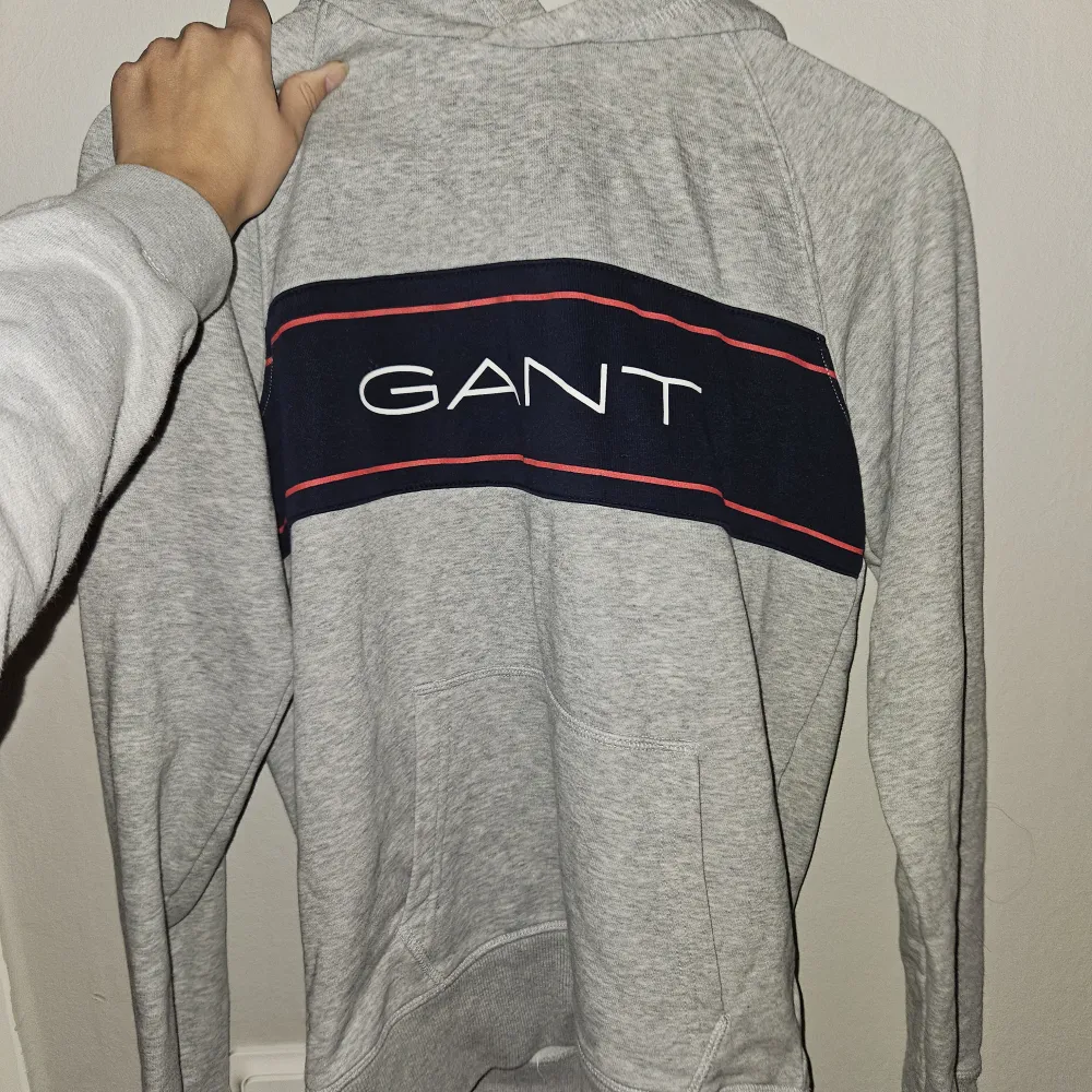 Hoodie från gant i stl xs💗 passar bra och är lite oversized på mig som bär xs-s vanligtvis! Superskick 💕. Hoodies.