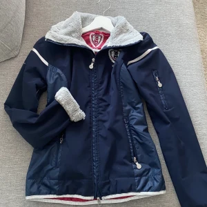 Höst jacka  - As snygg höst jacka med fluff inoti 