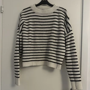 Stickad tröja  - En stickad tröja från NA-KD i storlek xxs.