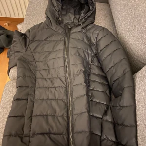 Jacka - En jacka från ONLY som har blivit för liten för mig. I bra skick och storlek xs-s. Armarna i jackan är för tjejer med lite smalare armar.