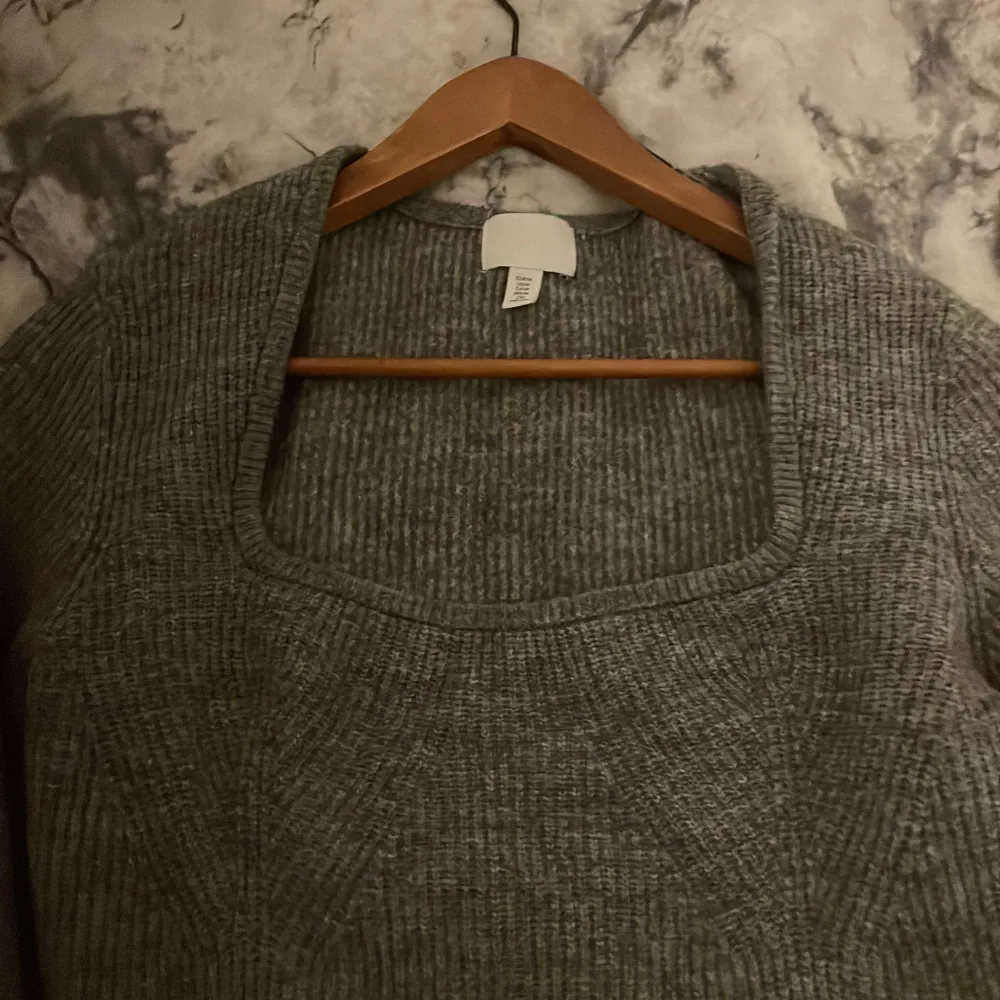 Säljer denna jätte fina ljus gråa stickade tröjan i storlek S/M. Tröjan har vart använd en gång bara. . Tröjor & Koftor.