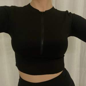 Ribbad cropped halfzip tröja I gott skick