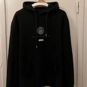 En svart hoodie med tryck, storlek M, från NK. Collab NKSK x MM. Bra kvalite