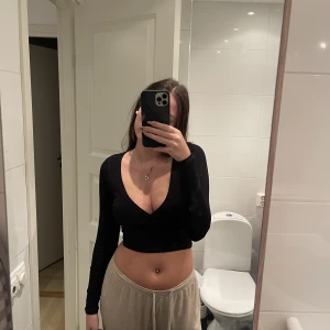 Tröja - Svart skön snygg tröja från newyorker. Jättefint skick☺️ Väldigt V ringad  Passar xxs, xs och s