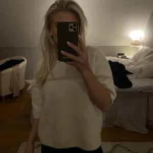 Stickad tröja  - Kort stickad tröja från Lindex🤍säljer pga att den inte kommer till användning!! 