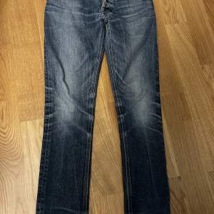 Säljer dessa nudie jeans som är i storlek 31/32. Jeansen är i ett väldigt bra skick.