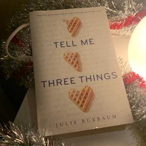 ”Tell me three things” En 5/5 bok som jag älskade, men säljer då jag vill sälja av lite böcker i bokhyllan❤️🙌 nypris 140kr och säljer för 70kr pga att skicket inte är som nytt❤️😊 se bilder🥂