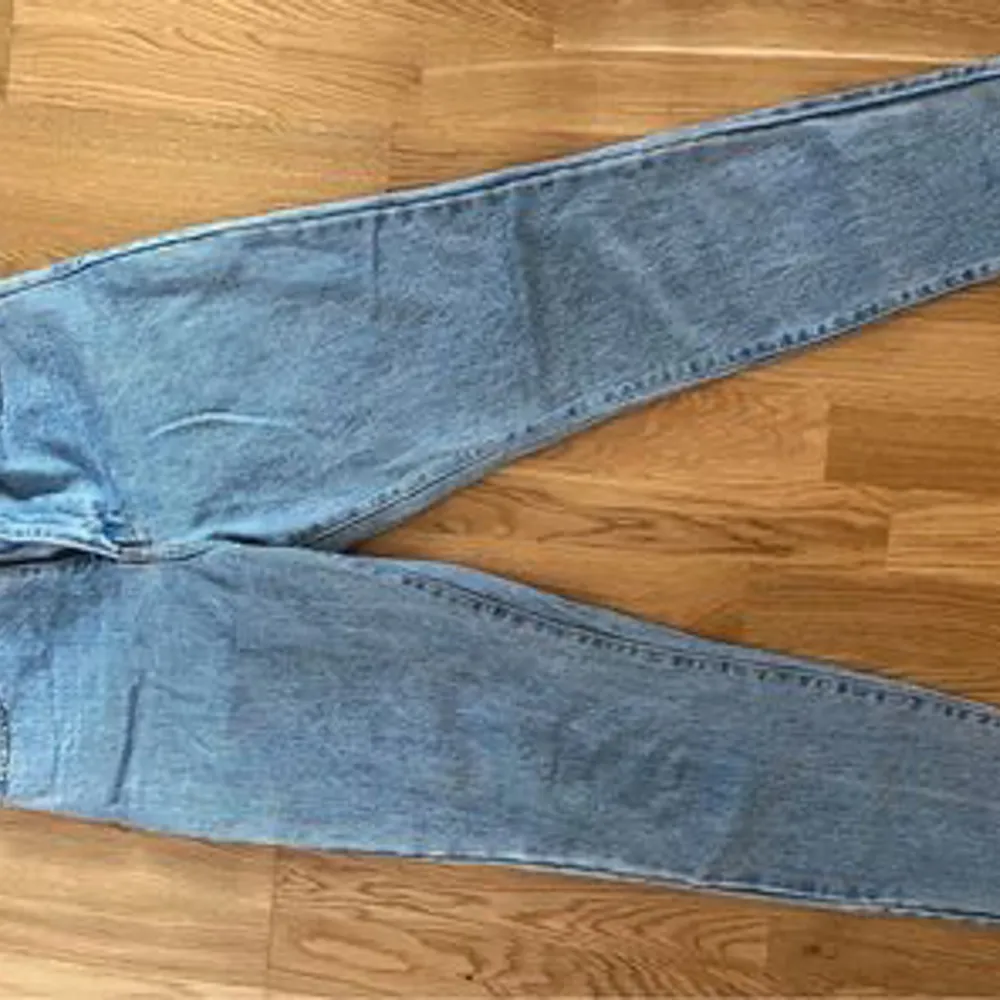 Jeans med snygg tvätt från Dr Denim, storlek 28/30. . Jeans & Byxor.