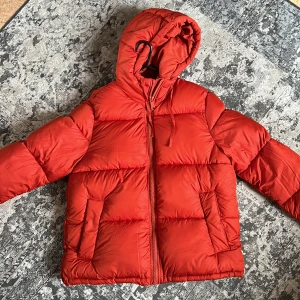HM puffer jacka - helt ny saknar bara prislapp, originalpris 549! färgen är orange/röd och väldigt varm:)