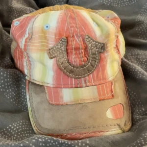 True Religion keps - Riktigt skön distressed vintage TRUE RELIGION keps. Pris kan diskuteras!