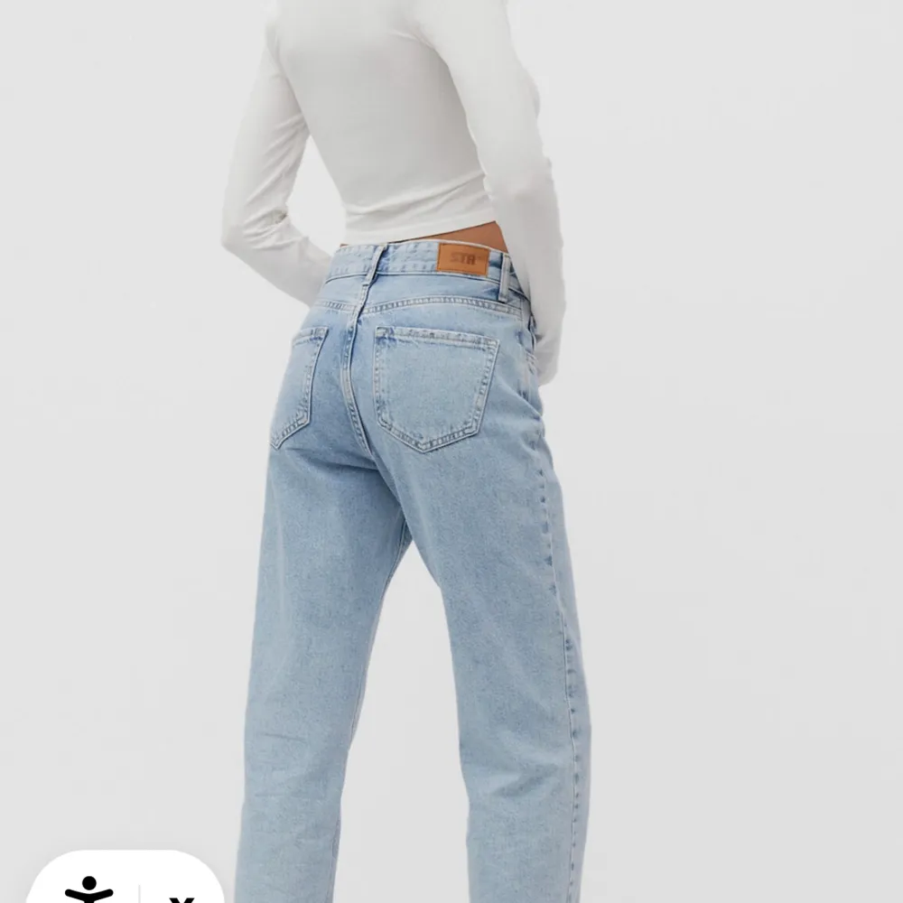 Helt nya jeans från stradivarius, använda en gång 💗supersnygga och sköna! Nypris 379, jag brukar vara en 38-40 i byxor . Jeans & Byxor.