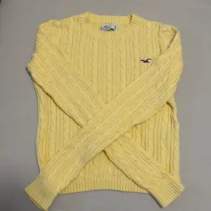 Jättefin gul tröja från Hollister. Bra skick, knappt använd.