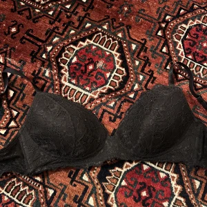 Svart spets-bh 75C  - Svart spets-bh utan bygel från Monki. Välanvänd men bra skick. Skriv för mått. Priset kan diskuteras. Köparen står för frakten men kan även mötas upp på Södermalm i Stockholm. 