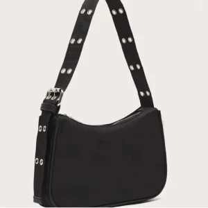 Väska - Säljer denna söta handväska som jag köpte av en tjej här på plick som aldrig kom till användning..🩷