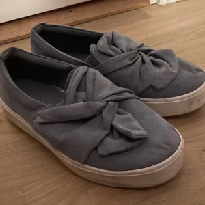 Skor - Snygga skor i färgen blå. Lite smutsiga men går tvättas.