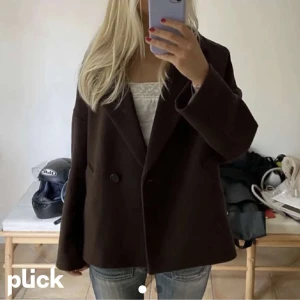 Brun kappa - Den perfekta kappan till hösten. Köpte den från Kappahl förra året använt två gånger! Den är stor i storleken, perfekt oversized. Nypris ligger på 999kr. Den första bilden är lånad!🍂Priset kan diskuteras vid snabb affär!