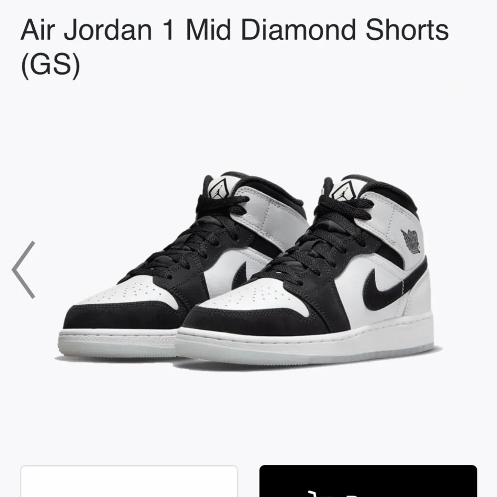 Säljer mina Air Jordan 1 Mid Diamond Shorts. Använda ganska mycket. Lite creaseade men annars är de inget fel på dom. Köpa för ungefär 3000kr från restock. Skriv för bilder eller frågor💗. Skor.