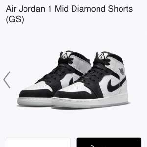 Säljer mina Air Jordan 1 Mid Diamond Shorts. Använda ganska mycket. Lite creaseade men annars är de inget fel på dom. Köpa för ungefär 3000kr från restock. Skriv för bilder eller frågor💗