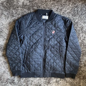 Mörk Blå ”Marqy” Vårjacka - Mörk Blå Marqy Vårjacka. Storlek 170/176 (15-16yr). Inte använd, inga märken/hål/smuts och kvaliten är väldigt bra. Kunden betalar frakten 😚.