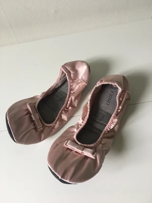 Inomhusballerina - Mjuk ballerinasko i satin. För inomhusbruk. Aldrig använda. 