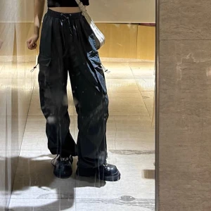 Cargo Byxor - Svarta Cargo byxor i storlek M. Har 2 st så även om denna annons blir såld har jag ett par till! Skriv till mig i så fall! Resor midja. Kan skicka mått och fler bilder!