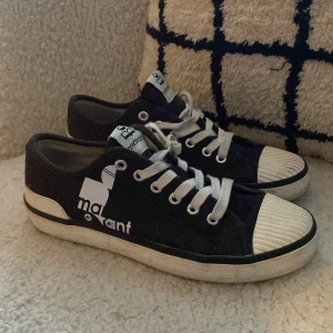 Isabel Marant sneakers🤍 - Superfina sneakers från Isabel Marant i storlek 37🤍 Jättefint skick, men använda! Nypris 2199kr🤍