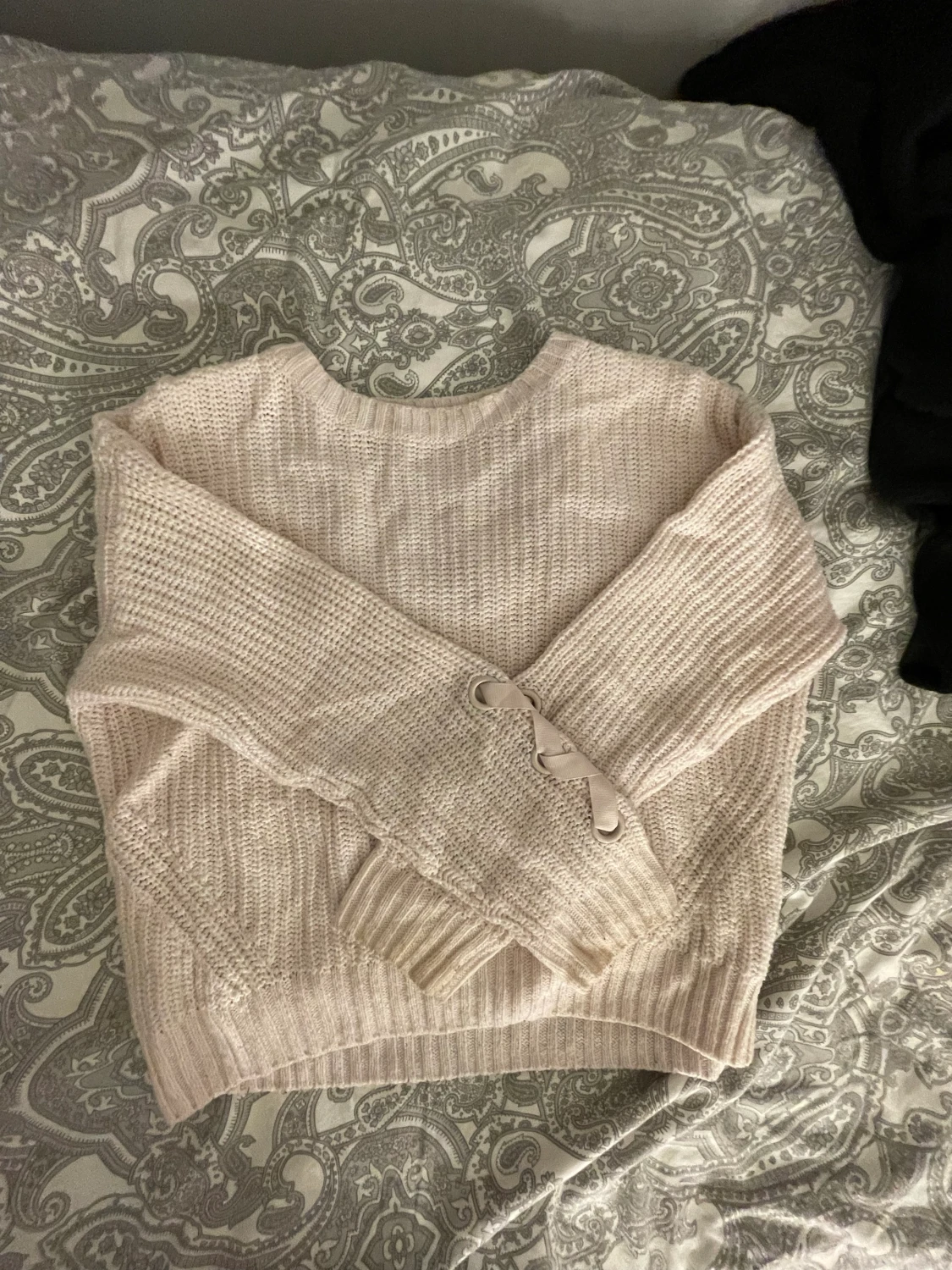 En stickad rosa tröja med detalj