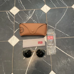 Ray-Ban solglasögon  - Snygga Ray-Ban som nästan är helt oanvända. Priset kan diskuteras. 