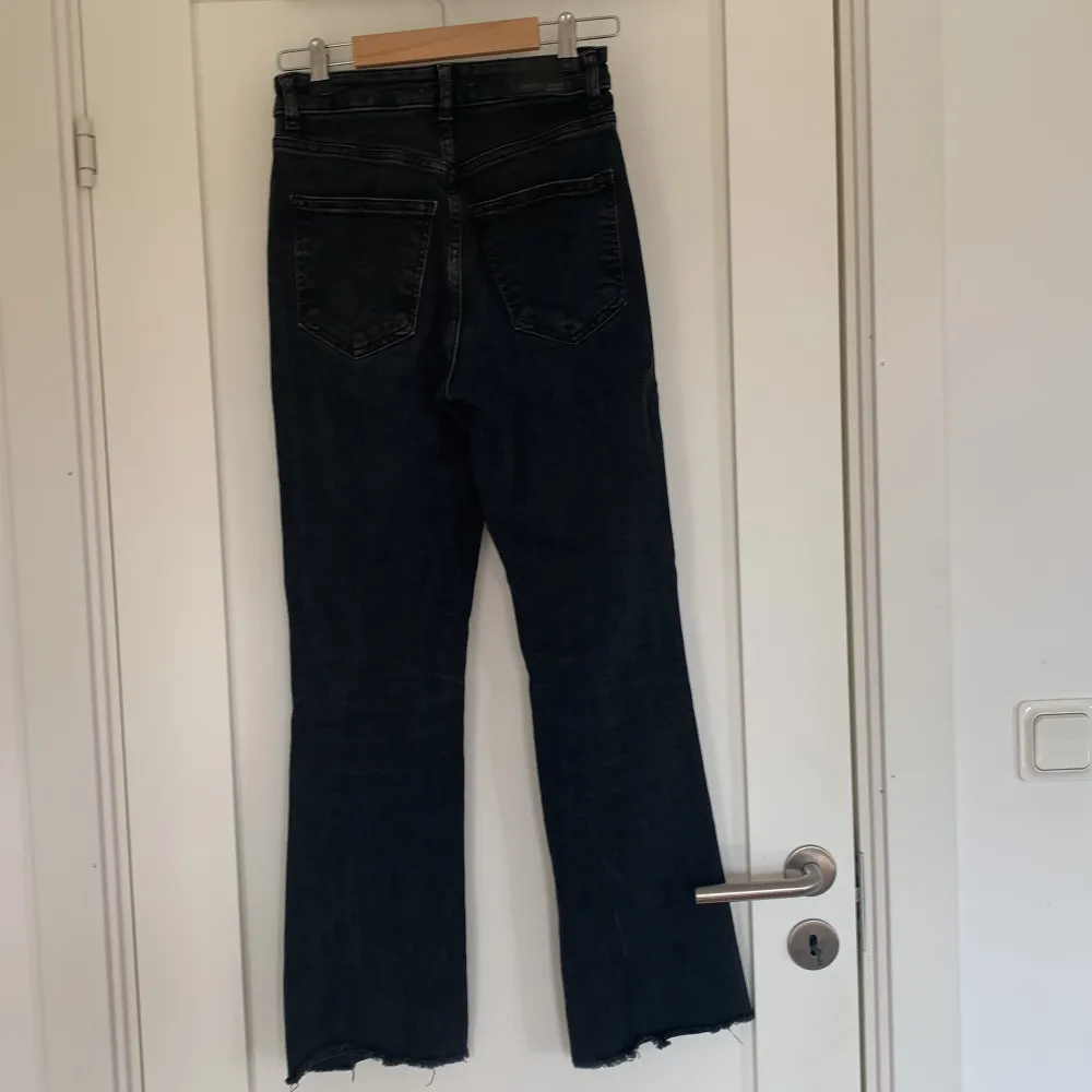 Svarta kick flare jeans från Gina i storlek 32✨Nyskick.  Nypris 499 kr 🌸Man får gärna köpa flera plagg från olika annonser samtidigt och behöver då bara betala en frakt. Jeans & Byxor.