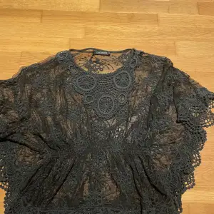 Säljer en svart Lise Sandahl blus i nyskick! Strl:10, Pris: 100 kr. Kan skickas eller mötas upp💕
