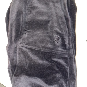 Juicy Couture byxor  - Säljer mina juciy byxor för att jag vill köpa nya i en annan färg, dom e i jätte fint skick för att va så väl använda, priset går och diskutera💞 ny pris 1100kr🤍