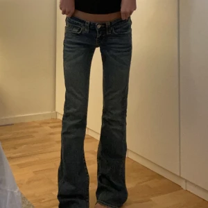 True religion jeans  - Lägger upp igen med bättre bilder! Säljer dessa as snygga true religion jeans då jag har jätte många liknande! Jag är ca 163cm. Bra skick förutom att det är lite slitet nertill därav priset,(kan skicka bild). Midjemått:77cm, innerben:84cm❤️