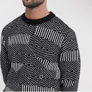 Stickad tröja - Använt 1-3 gånger max. Fin och gosig stickad tröja! Köpare står för frakt.