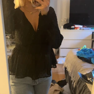 topp - super fin topp. Den är prickig i mönstret vilket är väldigt trendigt. Sitter perfekt, har en resår i midjan. Går att ha bakofram, kan skicka bild. Pris går att diskutera. Endast använd vid ett tillfälle. Vet ej vilken storlek då jag klippt bort lappen.