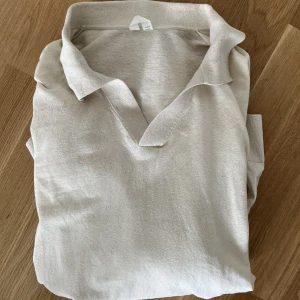 Piké från ARKET  - Långärmad piké från ARKET.  Återupplagd för att erbjuda fri frakt. 