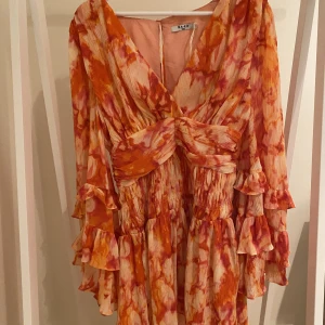 Sanna Jörnvik klänning - Säljer denna slutsålda klänning från  NA-KD, Sanna Jörnviks kollektion. Storlek 38. Aldrig använd, prislapp kvar.   Kan även byta mot en likadan klänning i storlek 36, (bra skick).