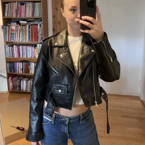 Faux skinnjacka kort - Faux skinnjacka kort köpt på bikbok. Bra skick!