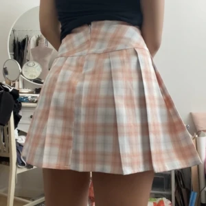 Rosa kjol - Är egentligen storlek S men har blivit sytt i midjan så den är ganska tight runt midjan. Pris kan dikuteras.