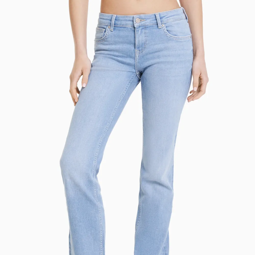 Super fina lågmidjade bootcut jeans från bershka, oanvända och lappen kvar 💗. Jeans & Byxor.