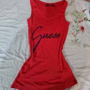 Guess linne - Guess linne i godskick. Har diamanter på och passar väldigt mycket jeans.