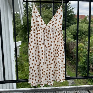 Klänning  - Söt prickig klänning med prislapp kvar! Storlek s. Skriv om du vill ha  bilder på