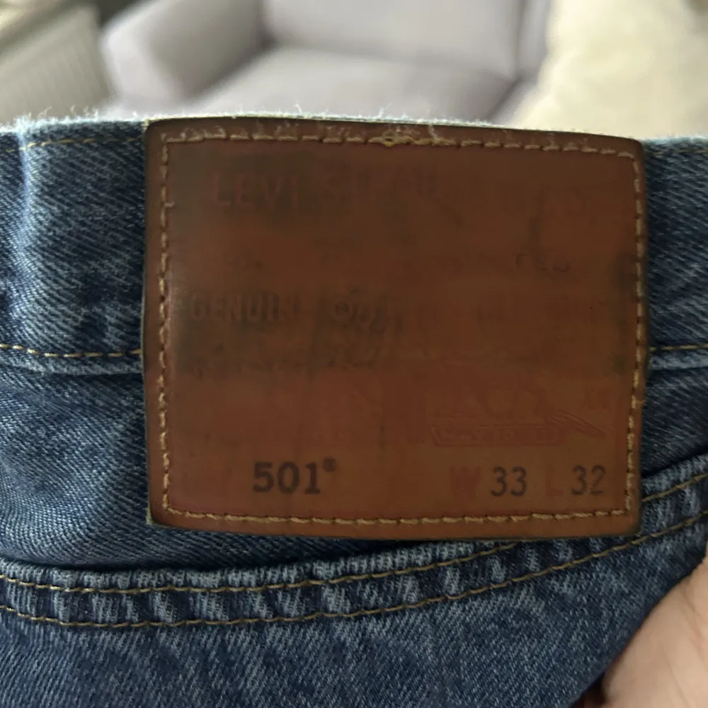Storlek 33/32  Väl använda byxor, men inget fel på de, sitter bra i pass formen, ny pris 1100:- säljes för 800kr . Jeans & Byxor.