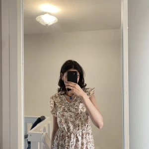 Klänning  - Säljer denna klänning eftersom den inte kommer till användning. Helt ny endast testad