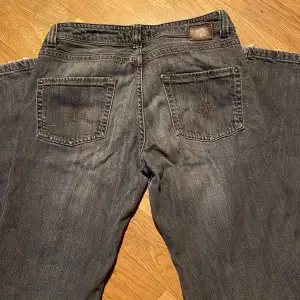Säljer dessa super snygga grå low/mid Waist jeans ifrån Lindex men dom säljs inte längre, dom är som nya och sitter jättebra på mig som är 168 och har stl s, det är bootcut jeans med mönster på bakfickorna, skriv för frågor eller fler bilder(ej fri frakt)