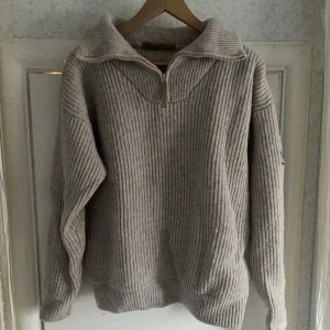 Tjock stickad tröja - Tjock stickad tröja från Mackenzie🤍 Storlek S men är oversized🤍 Tryck gärna på köp nu🤍