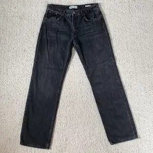 Ett par fina zara jeans i bra skick. De är straight leg och mid raise. Fin grå svart tvätt. Kontakta för fler bilder eller mått❤️‍🔥❤️‍🔥