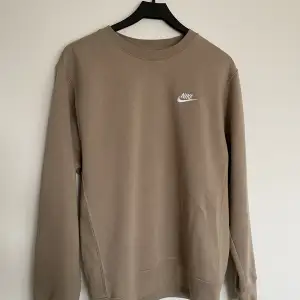 Knappt använd sweatshirt från Nike  i storlek S