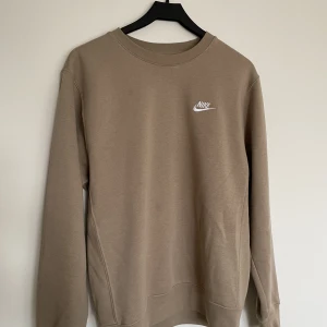 Nike sweatshirt  - Knappt använd sweatshirt från Nike  i storlek S